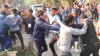 উভয় পক্ষের মধ্যে ধাক্কাধাক্কি ও সংঘর্ষ শুরু হয়