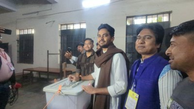 ভোট দিচ্ছেন জাতীয় নাগরিক পার্টির (এনসিপি) মুখপাত্র ও দলের নির্বাচন পরিচালনা কমিটির চেয়ারম্যান আসিফ মাহমুদ সজীব ভূঁইয়া।