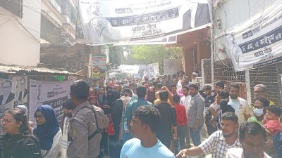 আনন্দনগর আদর্শ উচ্চ বিদ্যালয় কেন্দ্রের সামনে ভিড়