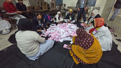 ভোটগ্রহণ শেষে প্রিসাইডিং কর্মকর্তা প্রার্থীদের এজেন্টদের উপস্থিতিতে ব্যালট বাক্সগুলো খোলেন। পরে শুরু হয় গণনা