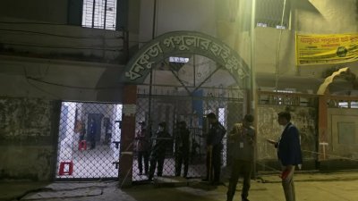 ধনকুন্ডা পপুলার হাই স্কুলের ভোটকেন্দ্র