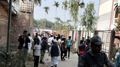 বিএনপি ও ইসলামী ফ্রন্টের প্রার্থীর সমর্থকদের মধ্যে ধাওয়া পাল্টা ধাওয়ার ঘটনা ঘটেছে