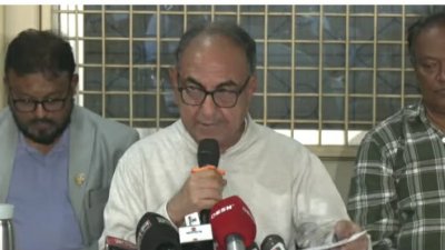 রাজধানীর শাহজাহানপুরে নিজ বাসভবনে আয়োজিত জরুরি সংবাদ সম্মেলনে মির্জা আব্বাস