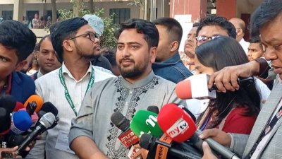 ভোট দেওয়ার পর গণমাধ্যমের সঙ্গে কথা বলেন নাহিদ ইসলাম