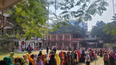 রাজধানীর একটি ভোট কেন্দ্রে নারীদের দীর্ঘ লাইন, ছবি: তানভীর হাসান
