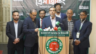 জামায়াতে ইসলামীর সহকারী সেক্রেটারি জেনারেল ও কেন্দ্রীয় প্রচার ও মিডিয়া বিভাগের প্রধান অ্যাডভোকেট এহসানুল মাহবুব জুবায়ের কেন্দ্রীয় কার্যালয়ে আয়োজিত ব্রিফিংয়ে বক্তব্য রাখছেন।