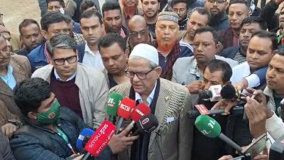 ভোট দেওয়ার পর সাংবাদিকদের সঙ্গে কথা বলেন মির্জা ফখরুল ইসলাম আলমগীর
