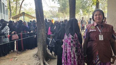 টেকনাফের কেন্দ্রে ভোটারদের লম্বা লাইন