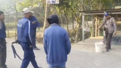 ভোটকেন্দ্রের পাশে বোমাসদৃশ বস্তু উদ্ধার করেছে পুলিশ