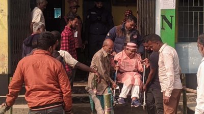 হুইল চেয়ারে করে মারুফকে কেন্দ্রে এনেছেন মা