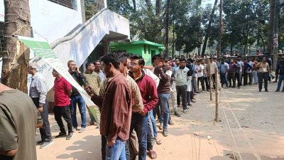 কেন্দ্রে ভোটারের দীর্ঘ লাইন দেখা গেছে