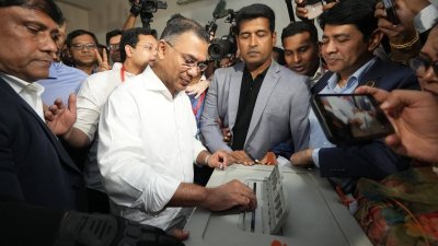 রাজধানীর গুলশান মডেল হাইস্কুল অ্যান্ড কলেজ কেন্দ্রে ভোট দিয়েছেন তারেক রহমান (ছবি: নাসিরুল ইসলাম)