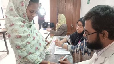 ভোটগ্রহণ শুরু হয়েছে (ছবি: রিনা আক্তার তুলি)
