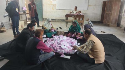 ভোটগ্রহণ শেষে গণনা চলছে