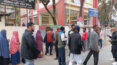 খুলনার একটি কেন্দ্রে ভোটাররা