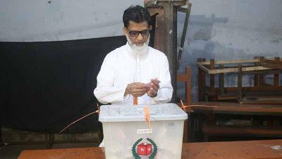 ভোট দিচ্ছেন হাবিবুর রশিদ হাবিব