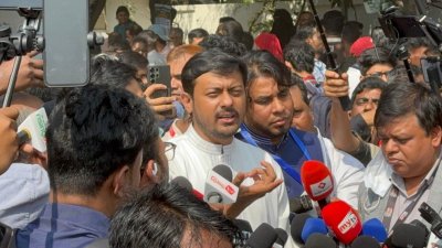 সাংবাদিকদের সঙ্গে কথা বলছেন নাসীরুদ্দীন পাটোয়ারী