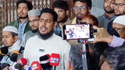 সাংবাদিকদের সঙ্গে কথা বলেন আখতার হোসেন