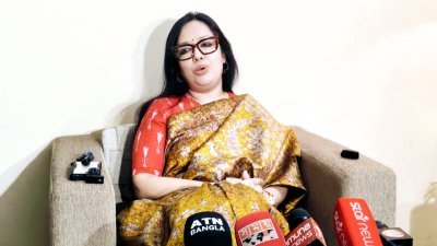 বিজয়ী হওয়ার পরে সাংবাদিকদের সঙ্গে কথা বলেন ব্যারিস্টার রুমিন ফারহানা