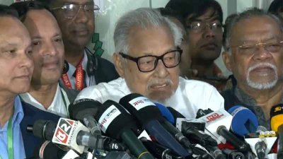 কথা বলছেন নজরুল ইসলাম খান