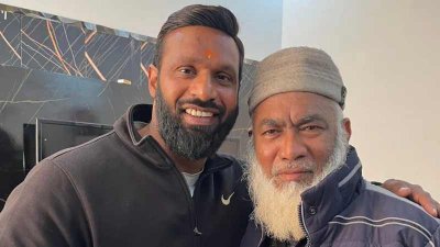দীপকের সঙ্গে ভকিল আহমেদ। ছবি: বিবিসি