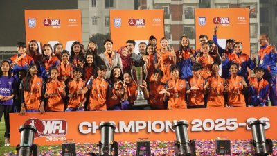 সকালে চ্যাম্পিয়ন হয়ে রাতে ট্রফি পেল ঋতুপর্ণা-আলপিরা