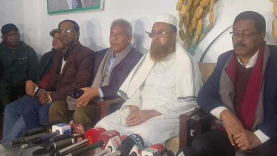 সংবাদ সম্মেলনে সোহেল হোসনাইন কায়কোবাদ (মাঝে সাদা পোশাক পরিহিত)