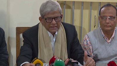 ঠাকুরগাঁওয়ে সাংবাদিকদের সঙ্গে কথা বলছেন বিএনপি মহাসচিব মির্জা ফখরুল ইসলাম আলমগীর