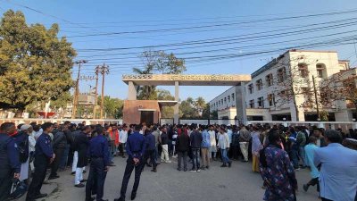 জেলা প্রশাসক ও জেলা রিটার্নিং কর্মকর্তার কার্যালয় ঘেরাও কর্মসূচি পালন করেছেন বিএনপির নেতাকর্মীরা