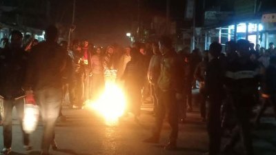 সড়কে টায়ার জ্বালিয়ে বিক্ষোভ করেছেন বিএনপি নেতাকর্মীরা