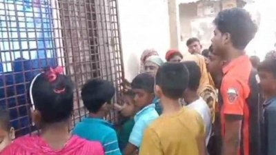 নিহতের বাড়িতে প্রতিবেশীদের ভিড়