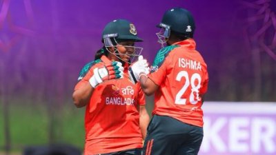 ব্যাটিংয়ে ধস নামলেও বল হাতে দারুণ নৈপুণ্য দেখায় মেয়েরা।