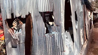 নাটোরের বড়াইগ্রামে বিএনপি কর্মীরা জামায়াতের কয়েকজন কর্মীর বাড়িতে হামলা চালায়