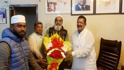 ভোটাভুটি শেষে একজন জয়ী হওয়ায় নিকটতম প্রতিদ্বন্দ্বী বাসায় গিয়ে অভিনন্দন জানান