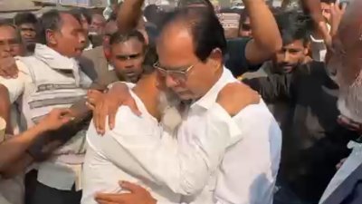 আসাদুল হাবিব দুলুকে জড়িয়ে ধরে কাঁদলেন এমদাদুল হক ভরসা