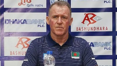 দল নিয়ে অনুশীলন শুরু করেছেন পিটার বাটলার।