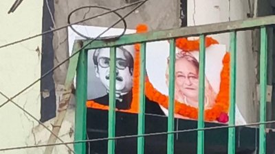 খবর পেয়ে সন্ধ্যায় ‘রেড জুলাই’ নামে একটি সংগঠনের লোকজন এসে তা ভাঙচুর ও অপসারণ করেছেন