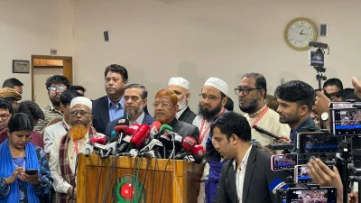 নির্বাচন কমিশনের চার কমিশনার ও সিনিয়র সচিবের সাথে ১১ দলীয় ঐক্যের বৈঠক শেষে ব্রিফ করছেন  জামায়াতে ইসলামীর সহকারী সেক্রেটারি জেনারেল হামিদুর রহমান আযাদ