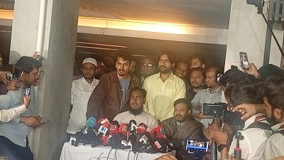 নাহিদ ইসলামের বাসায় তারেক রহমানের সঙ্গে বৈঠক শেষে সাংবাদিকদের ব্রিফিংয়ে জাতীয় নাগরিক পার্টির (এনসিপি) সদস্য সচিব আখতার হোসেন