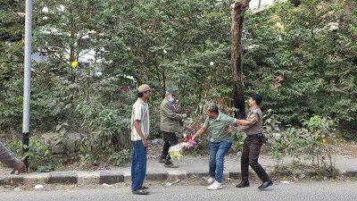ধানমন্ডি ৩২-এ ফুল দিতে এসে আটক হলে ঢাবি শিক্ষক ড. আ ক ম জামাল উদ্দিন
