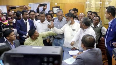 জেলা প্রশাসকের কার্যালয়ে বিএনপির প্রার্থীরা