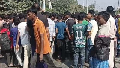 মরদেহের কাছে স্থানীয়দের ভিড়