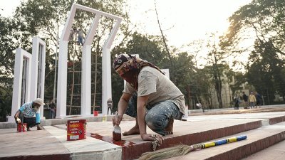 কেন্দ্রীয় শহীদ মিনারের পরিষ্কার-পরিচ্ছন্নতার কাজ চলছে