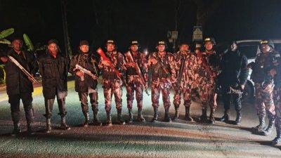 বিজিবি এসব পাওয়ার জেল ও ইলেকট্রিক ডেটোনেটর উদ্ধার করে