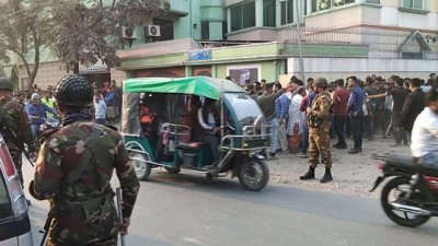 কুষ্টিয়ায় চাঁদাবাজির প্রতিবাদে বিক্ষোভ করেন স্থানীয় বাসিন্দারা