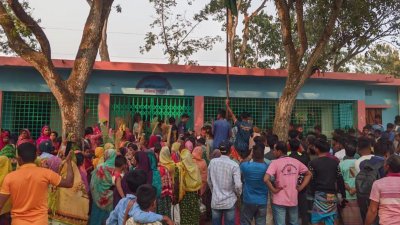 ঘটনাস্থল পরিদর্শনে গিয়ে অবরুদ্ধ হয়ে পড়েন উপজেলা নির্বাহী কর্মকর্তা (ইউএনও) পপি খাতুন
