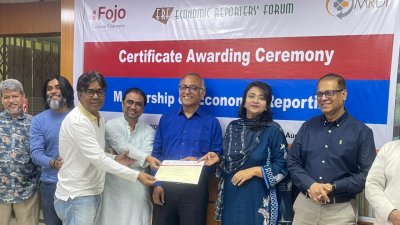 সনদপত্র গ্রহণ করছেন গোলাম মওলা