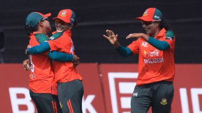 বাংলাদেশের মেয়েদের উদযাপনের মুহূর্ত।