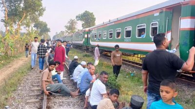 চট্টগ্রাম থেকে ঢাকাগামী মহানগর এক্সপ্রেস ট্রেন কুমিল্লার নাঙ্গলকোটে লাইনচ্যুত
