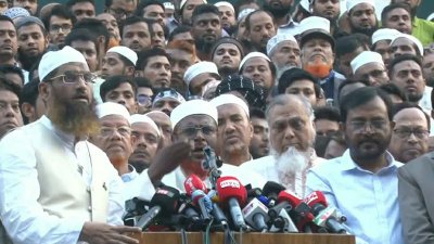 বায়তুল মোকাররম মসজিদের উত্তর গেটে কথা বলছেন জামায়াতের সেক্রেটারি জেনারেল মিয়া গোলাম পরওয়ার। ছবি: বাংলা ট্রিবিউন
